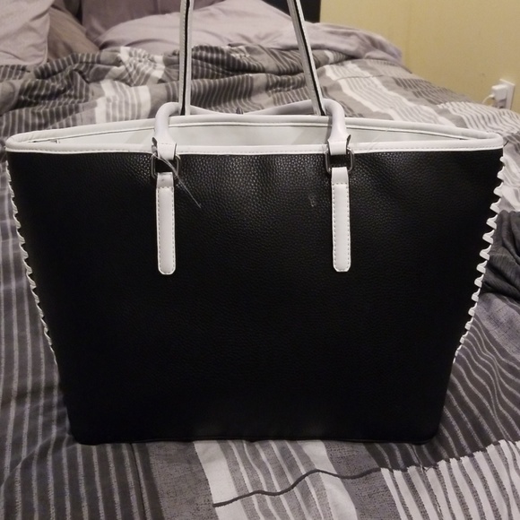 Guess purse - Picture 2 of 2